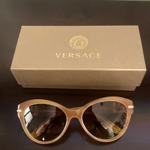 Versace sunglasses 🕶️